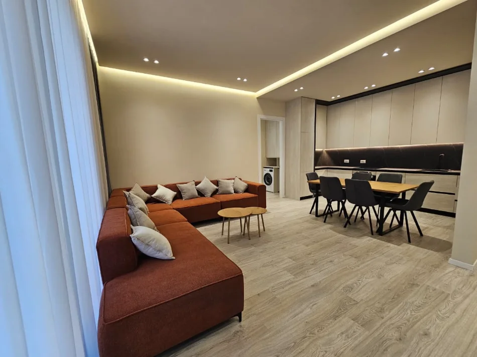 Tirane, jepet me qera apartament 2+1+Ballkon Kati 5, 113 m² 1.500 € (Kompleksi Delijorgji, Tiranë)