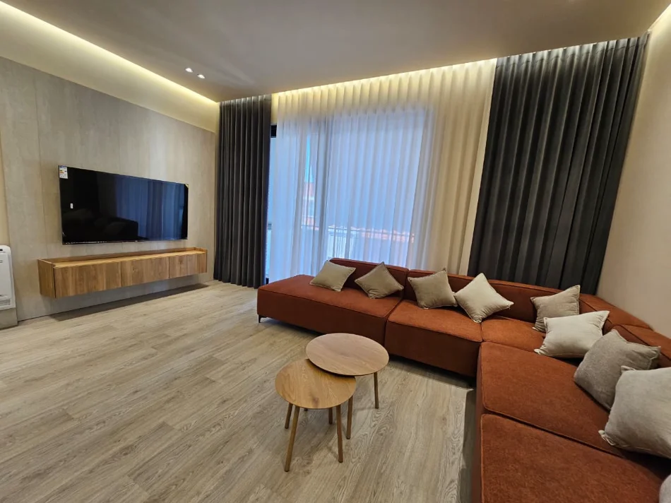 Tirane, jepet me qera apartament 2+1+Ballkon Kati 5, 113 m² 1.500 € (Kompleksi Delijorgji, Tiranë)