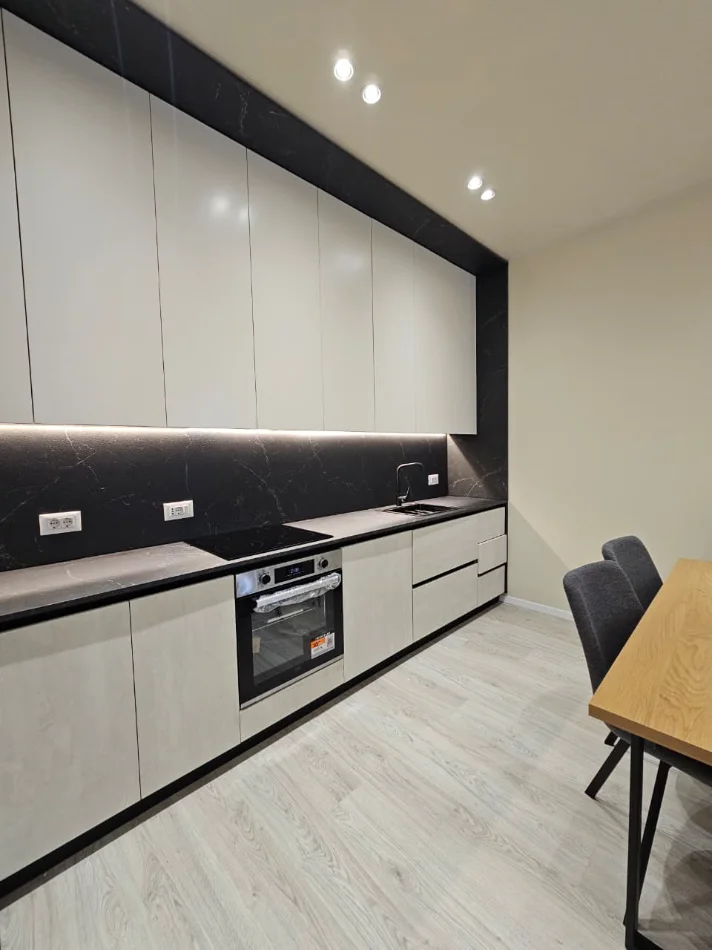 Tirane, jepet me qera apartament 2+1+Ballkon Kati 5, 113 m² 1.500 € (Kompleksi Delijorgji, Tiranë)