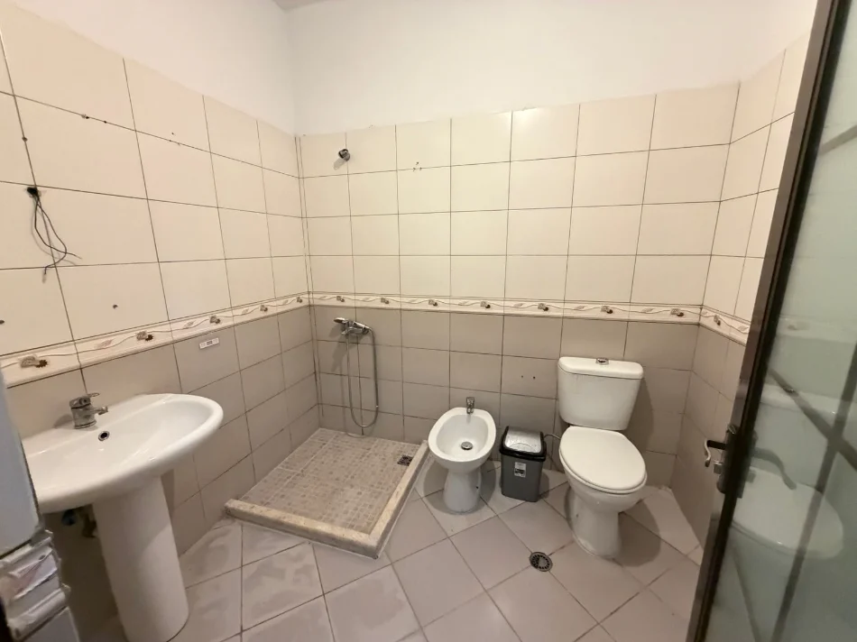 Tirane, jepet me qera apartament 1+1 Kati 3, 60 m² 💰 Çmimi: 35,000 lek / muaj (jordan misja)