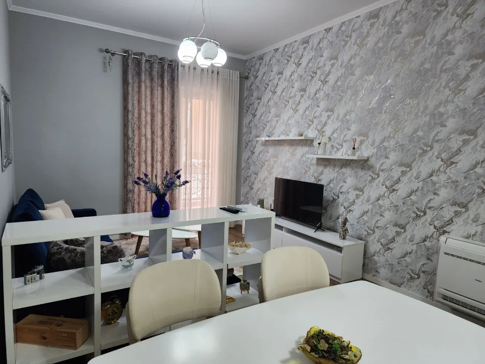 Tirane, jepet me qera apartament 1+1+Ballkon , 75 m² 800 € (Kompleksi Delijorgji)