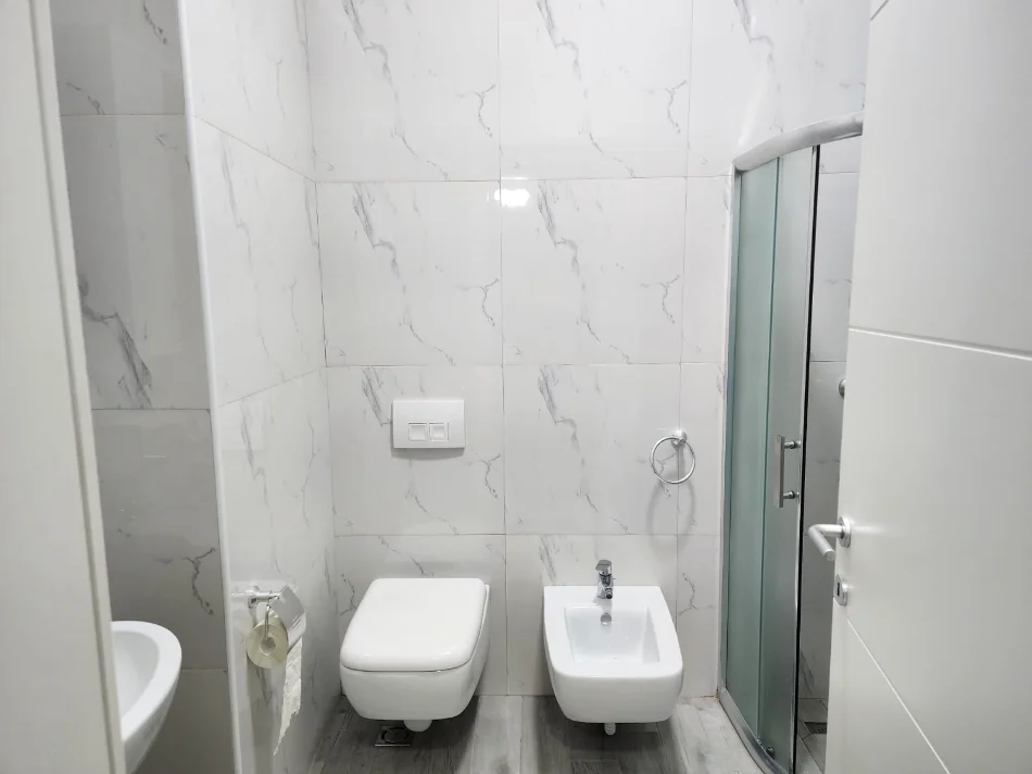 Tirane, jepet me qera apartament 1+1+Ballkon , 75 m² 800 € (Kompleksi Delijorgji)