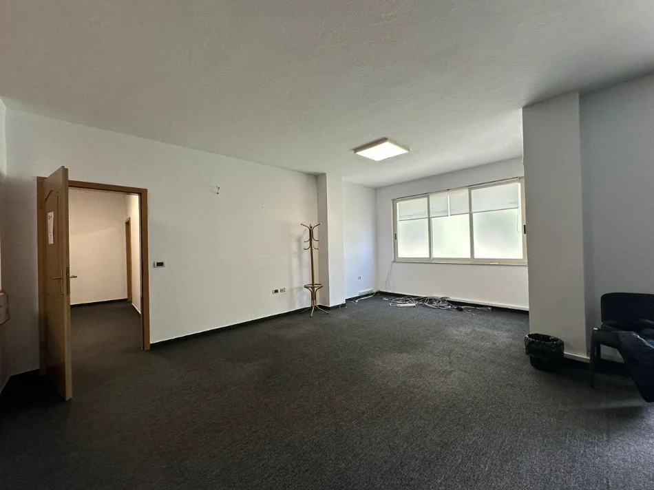 Tirane, jepet me qera zyre Kati 5, 132 m² 1.600 € (Bllok)