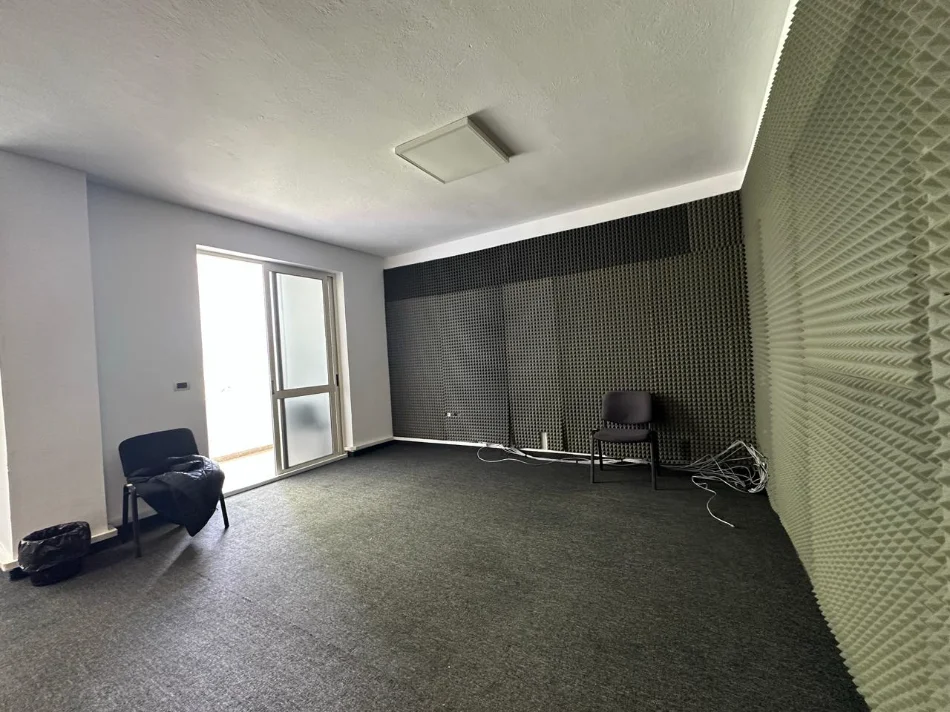 Tirane, jepet me qera zyre Kati 5, 132 m² 1.600 € (Bllok)