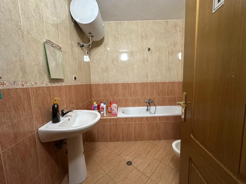 Tirane, jepet me qera zyre Kati 5, 132 m² 1.600 € (Bllok)