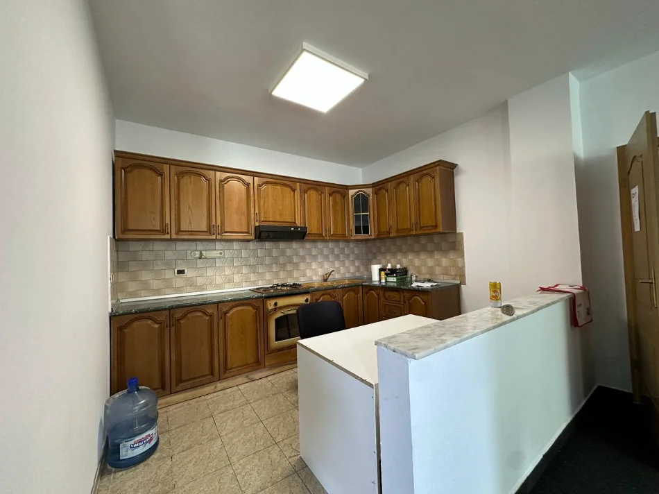 Tirane, jepet me qera zyre Kati 5, 132 m² 1.600 € (Bllok)