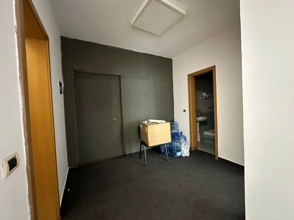 Tirane, jepet me qera zyre Kati 5, 132 m² 1.600 € (Bllok)