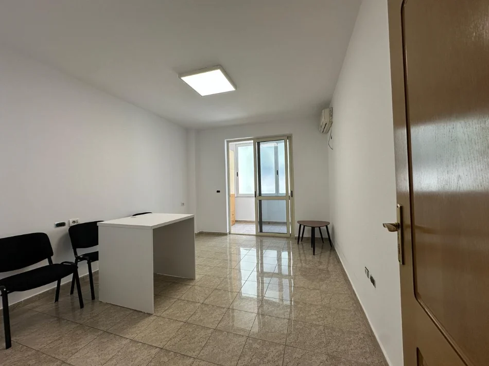Tirane, jepet me qera zyre Kati 5, 132 m² 1.600 € (Bllok)