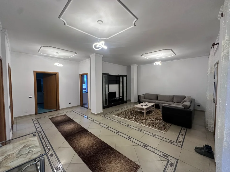 Tirane, jepet me qera 2+1 Kati 3, 140 m² (myslym keta)