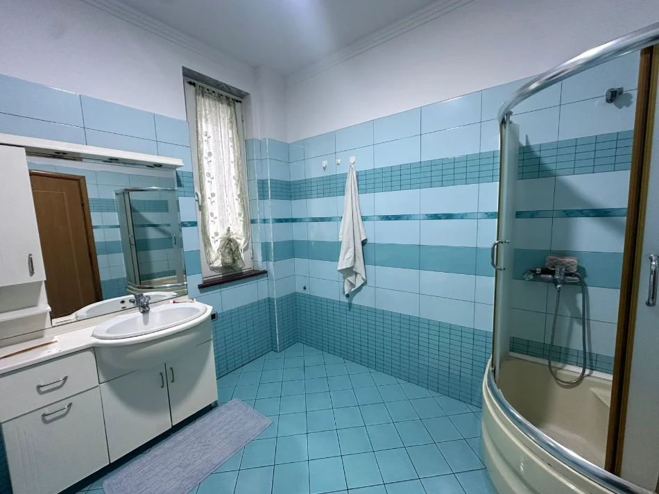 Tirane, jepet me qera 2+1 Kati 3, 140 m² (myslym keta)
