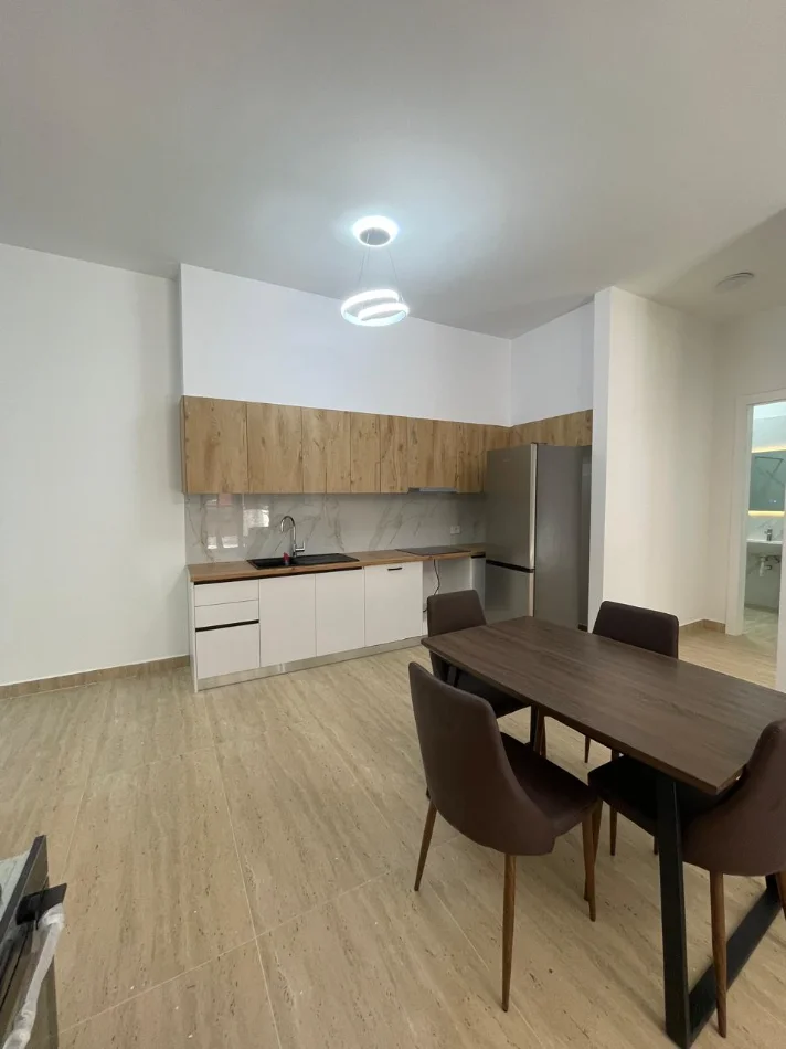 Tirane, jepet me qera apartament 1+1+Ballkon Kati 5, 70 m² 900 € 