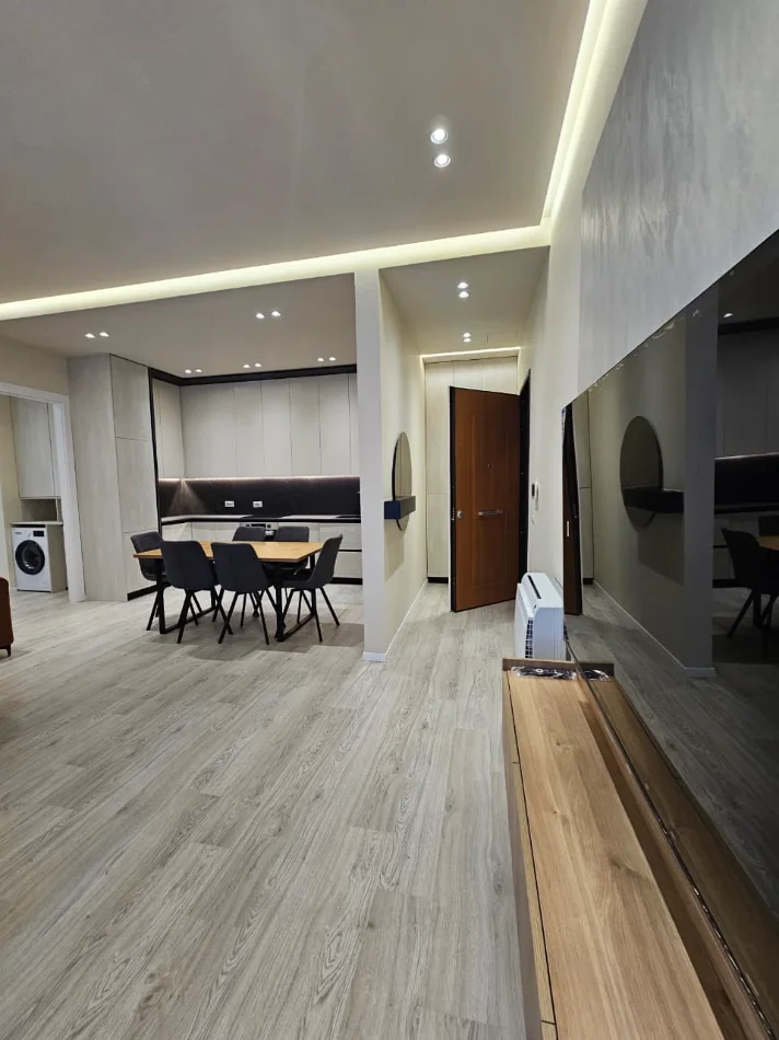 Tirane, jepet me qera apartament 2+1+Ballkon Kati 7, 116 m² 1.500 € 