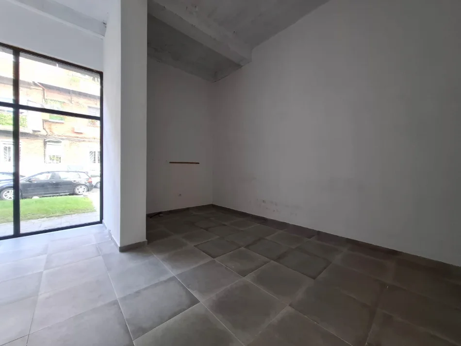 Tirane, jepet me qera ambjent biznesi Kati 0, 54 m² 600 € (Rruga e Durresit)