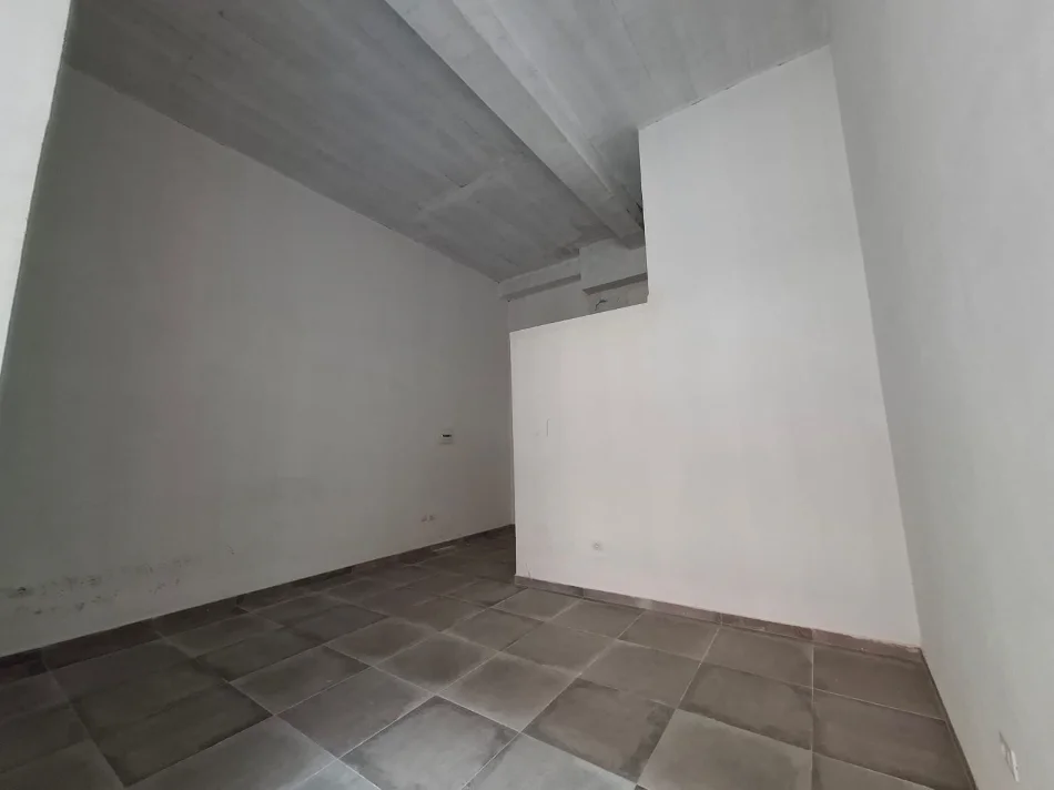 Tirane, jepet me qera ambjent biznesi Kati 0, 54 m² 600 € (Rruga e Durresit)