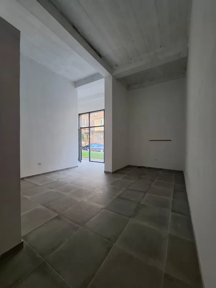 Tirane, jepet me qera ambjent biznesi Kati 0, 54 m² 600 € (Rruga e Durresit)