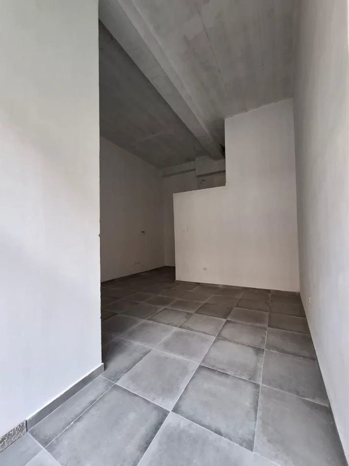 Tirane, jepet me qera ambjent biznesi Kati 0, 54 m² 600 € (Rruga e Durresit)