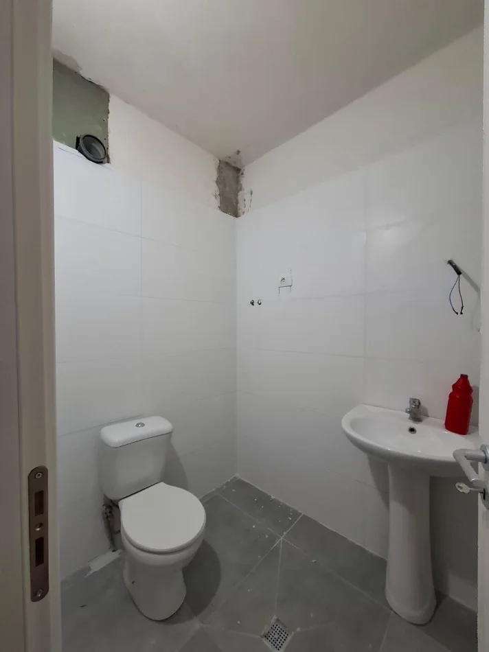 Tirane, jepet me qera ambjent biznesi Kati 0, 54 m² 600 € (Rruga e Durresit)