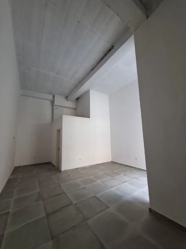 Tirane, jepet me qera ambjent biznesi Kati 0, 54 m² 600 € (Rruga e Durresit)