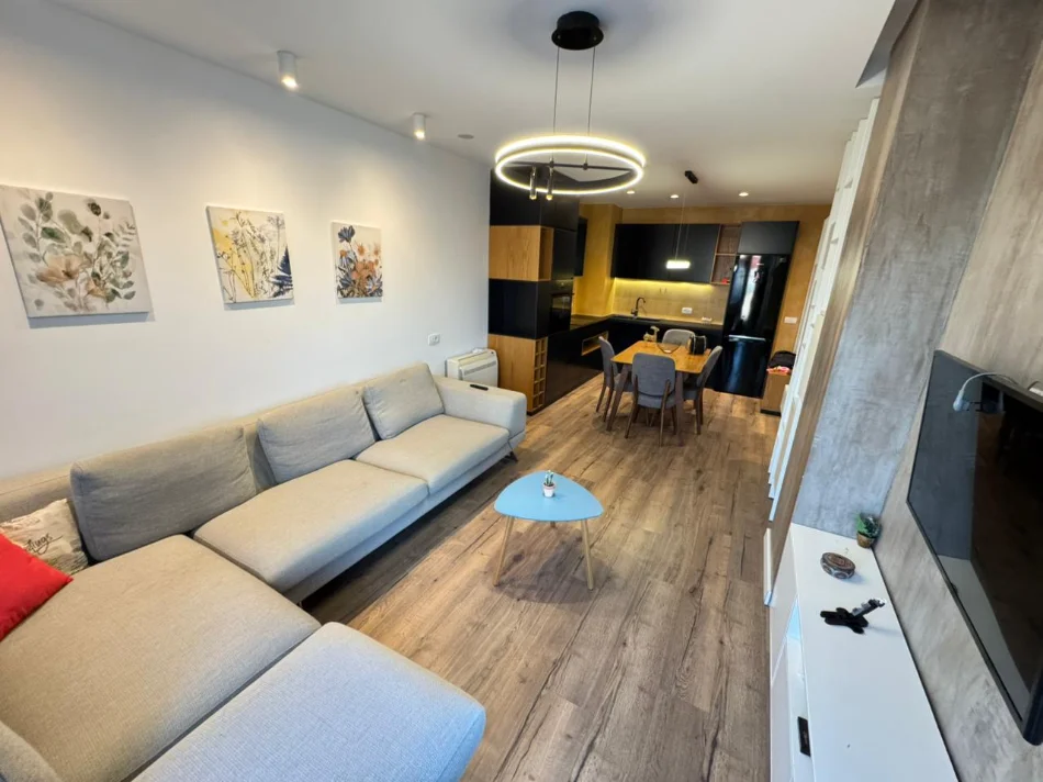 Tirane, jepet me qera apartament 2+1 , 880 € (21 dhjetori)