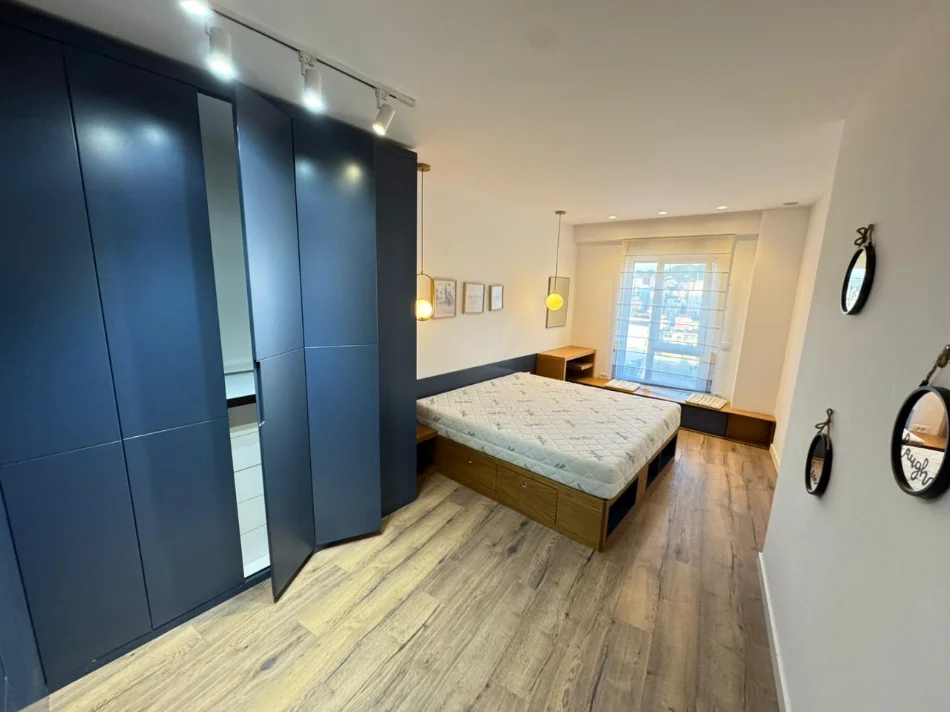 Tirane, jepet me qera apartament 2+1 , 880 € (21 dhjetori)