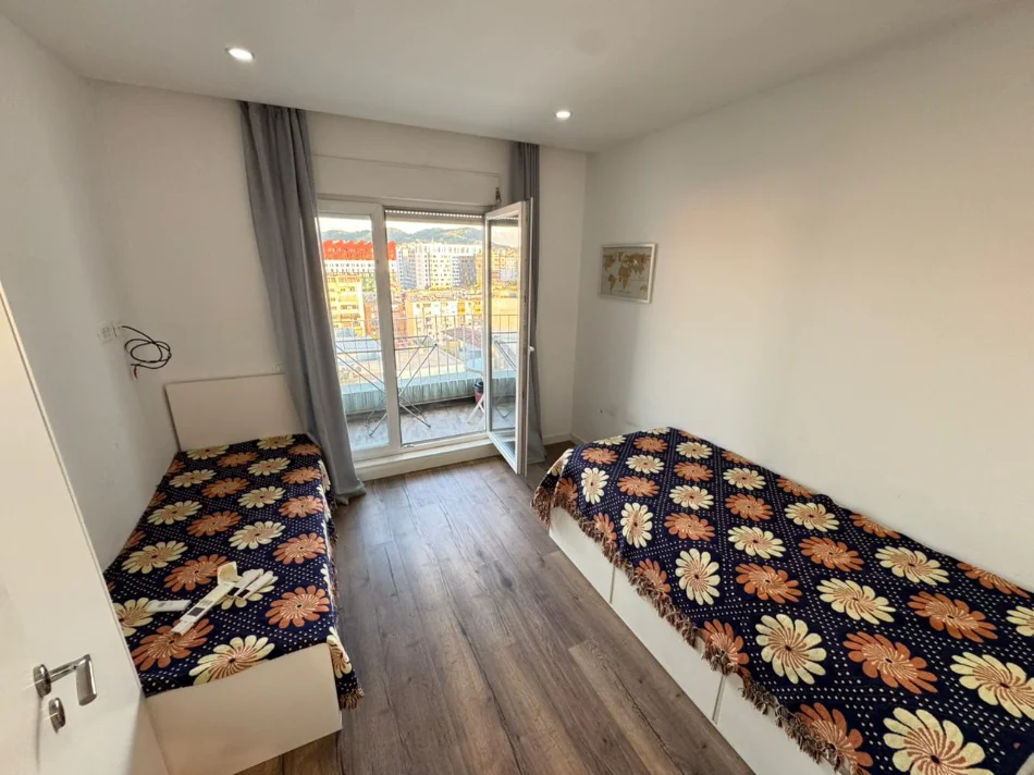 Tirane, jepet me qera apartament 2+1 , 880 € (21 dhjetori)