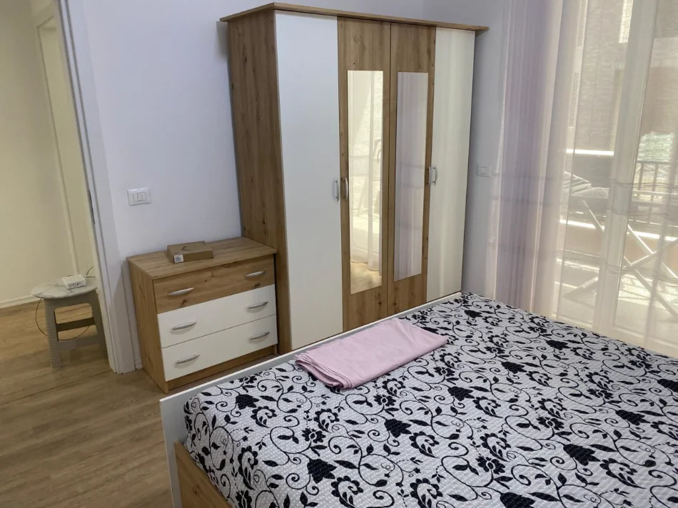 Tirane, jepet me qera apartament 2+1+Ballkon Kati 2, 94 m² 450 € (Rruga Lidhja e Prizrenit)