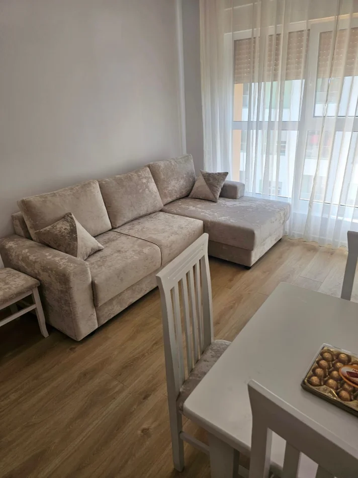 Tirane, jepet me qera apartament 1+1+Ballkon Kati 5, 65 m² 400 € (Ali Demi)