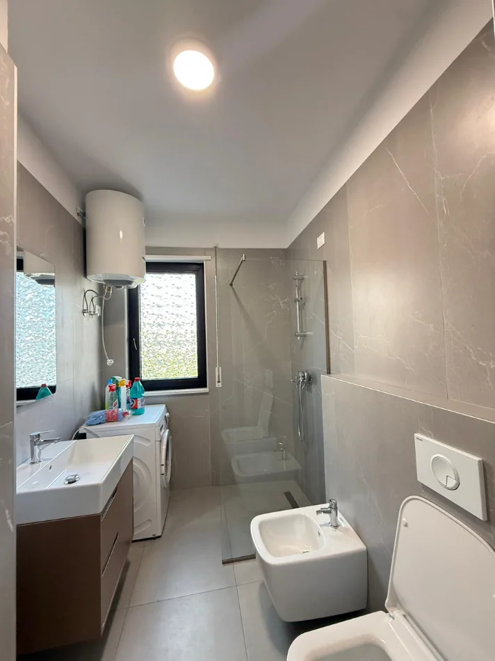 Shqiperi, jepet me qera apartament 1+1+Ballkon Kati 2, 58 m² 800 € (Komuna e Parisit)