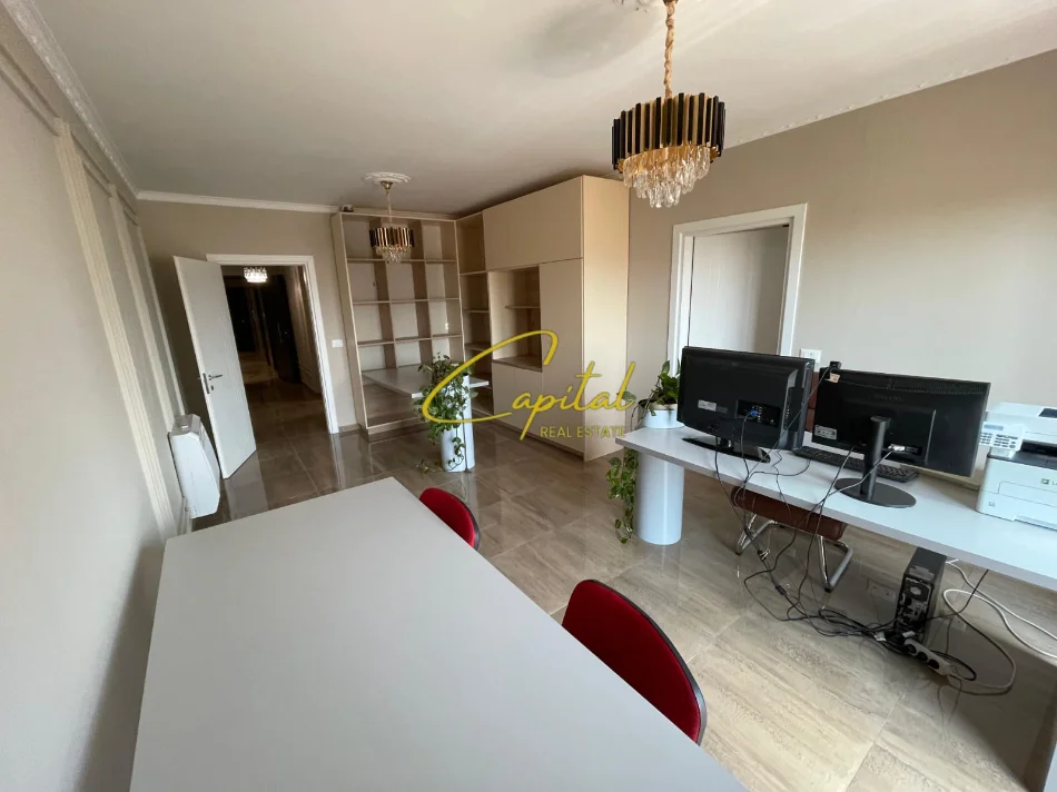 Tirane, jepet me qera zyre Kati 5, 35 m² 400 € (RRUGA E KAVAJES)