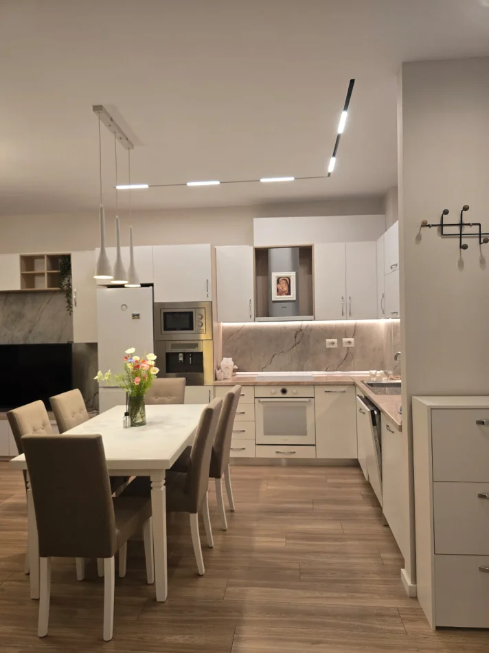 Tirane, jepet me qera apartament 2+1 Kati 3, 102 m² 900 € (Rezidenca Marga, Bulevardi i Ri)