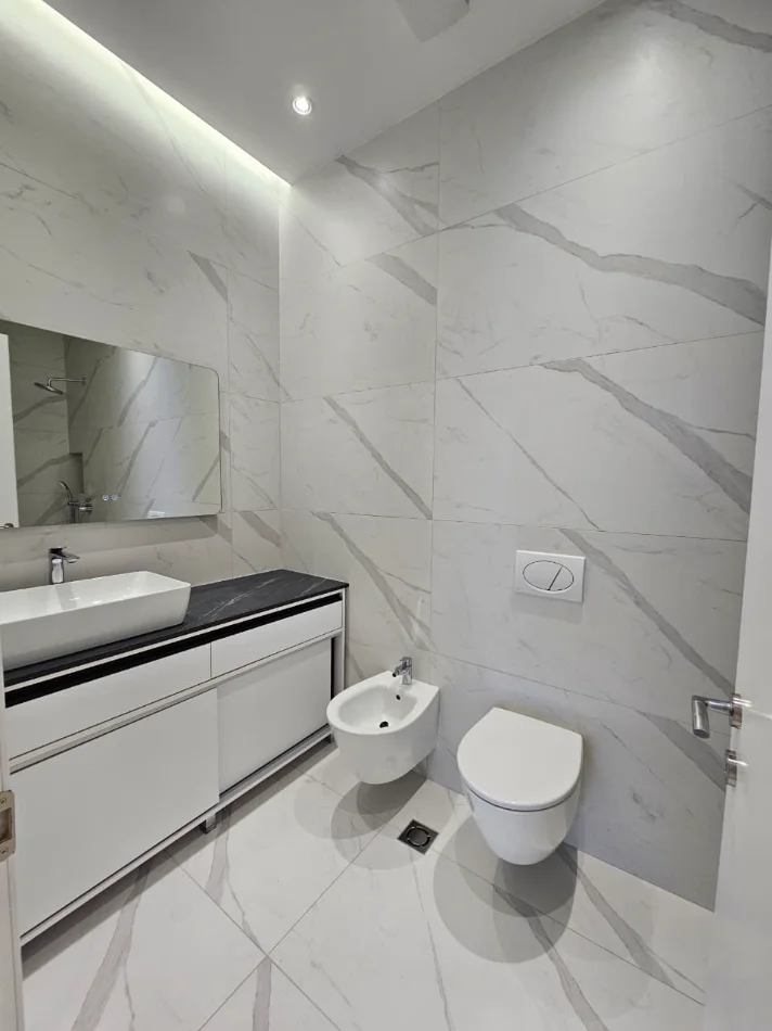 Tirane, jepet me qera apartament 2+1+Ballkon Kati 7, 116 m² 1.500 € (Kompleksi Delijorgji)