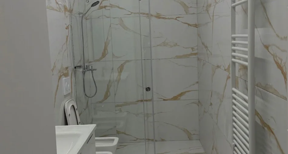 Tirane, jepet me qera apartament 2+1+Ballkon Kati 1, 124 m² 900 € (Kodra e Diellit)