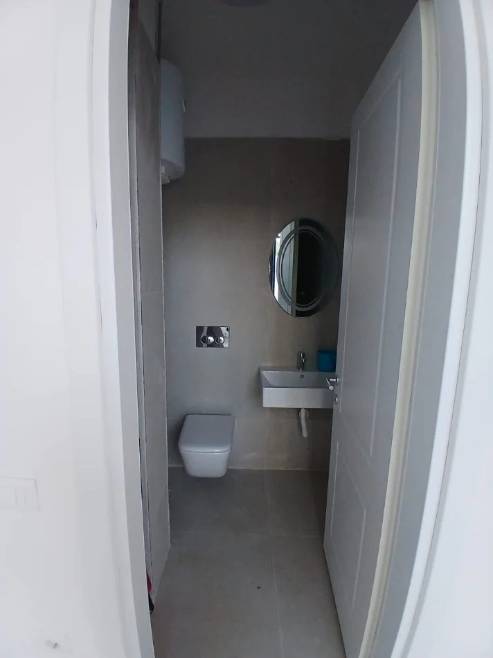 Tirane, jepet me qera dyqan Kati 5, 30 m² 800 € (Jordan Misja)