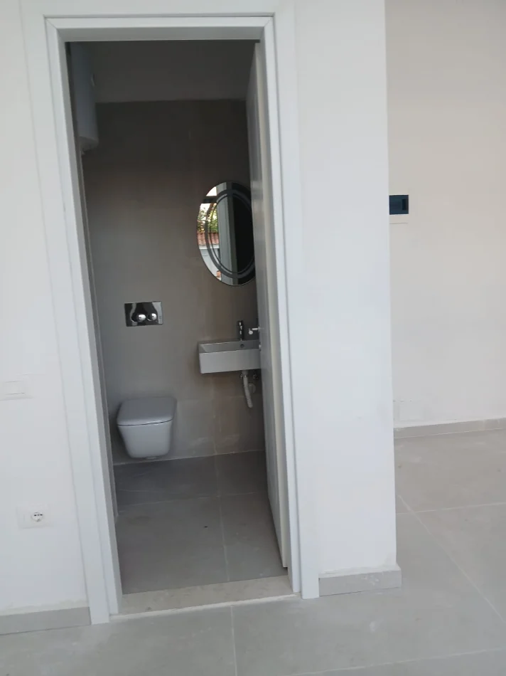 Tirane, jepet me qera dyqan Kati 5, 30 m² 800 € (Jordan Misja)