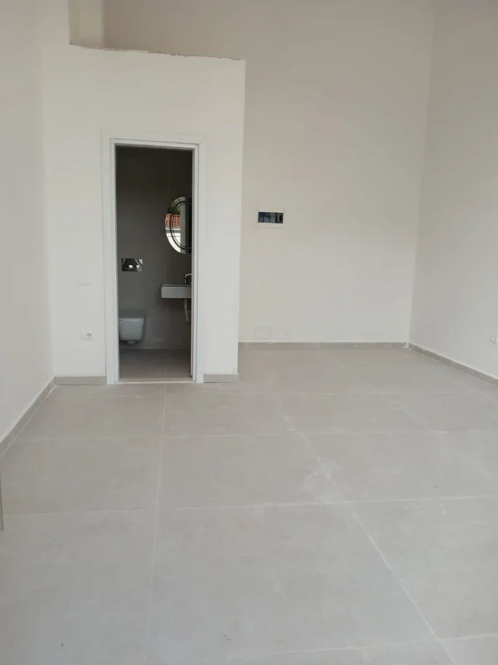 Tirane, jepet me qera dyqan Kati 5, 30 m² 800 € (Jordan Misja)