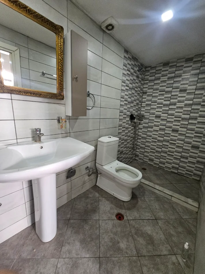 Tirane, jepet me qera apartament 1+1+Ballkon Kati 1, 370 € (Kodra e Diellit)