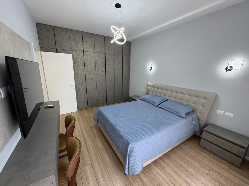 Tirane, jepet me qera apartament 3+1 Kati 6, 2.000 € (RRUGA E KAVAJES)
