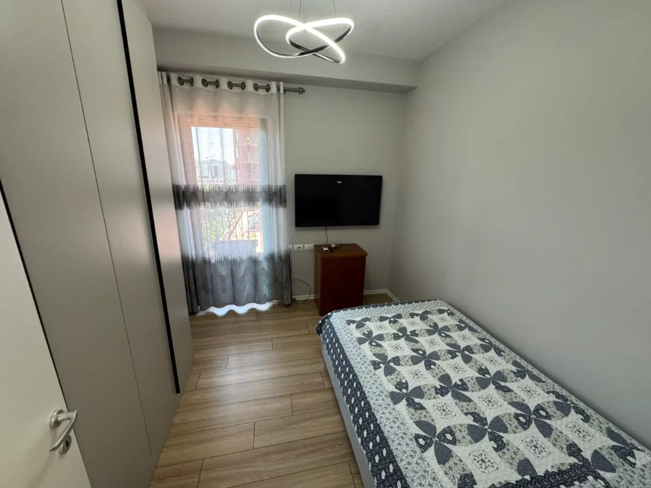 Tirane, jepet me qera apartament 3+1 Kati 6, 2.000 € (RRUGA E KAVAJES)