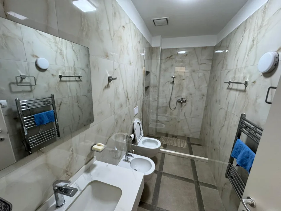 Tirane, jepet me qera apartament 3+1 Kati 6, 2.000 € (RRUGA E KAVAJES)