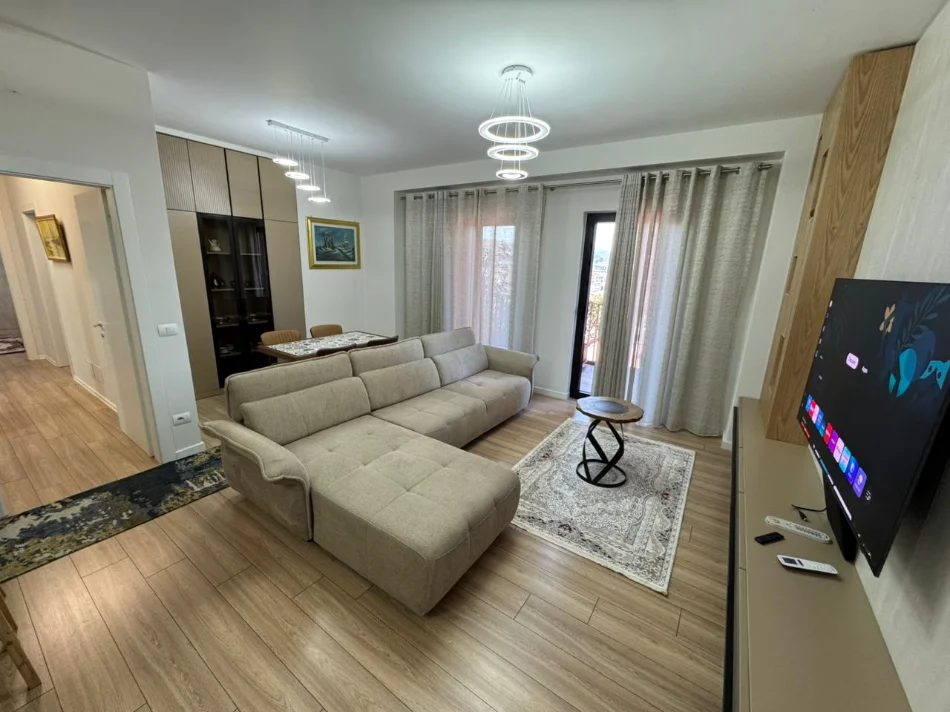 Tirane, jepet me qera apartament 3+1 Kati 6, 2.000 € (RRUGA E KAVAJES)