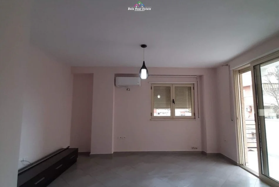 Tirane, jepet me qera apartament 1+1 Kati 5, 70 m² 600 € (komuna e parisit)