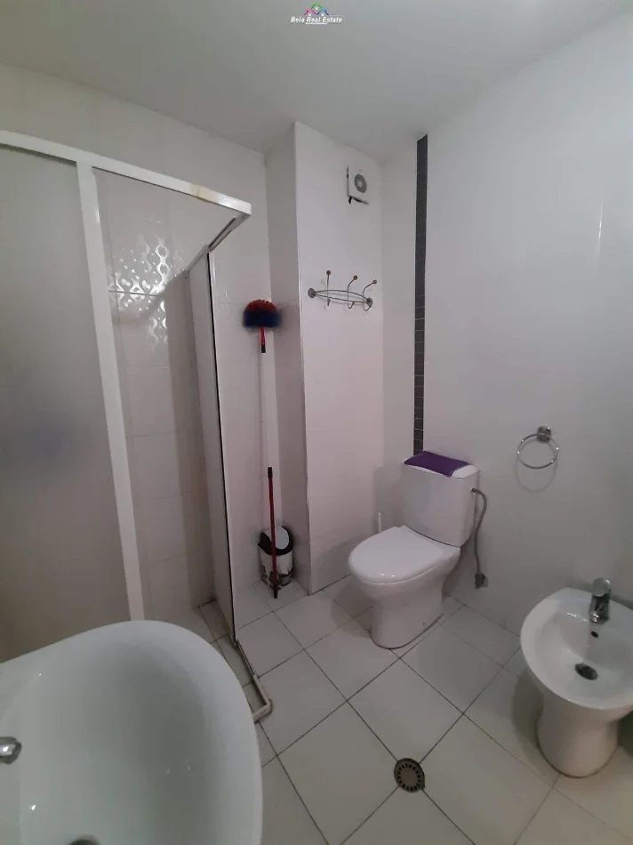 Tirane, jepet me qera apartament 1+1+Ballkon Kati 5, 75 m² 620 € (Komuna e Parisit