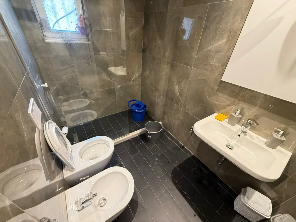 Tirane, jepet me qera apartament 1+1+Ballkon Kati 1, 134 m² 740 € (KARL GEGA)