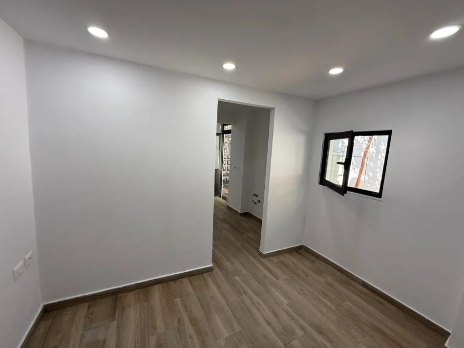Tirane, jepet me qera zyre Kati 0, 60 m² 790 € (tregu elektrik)