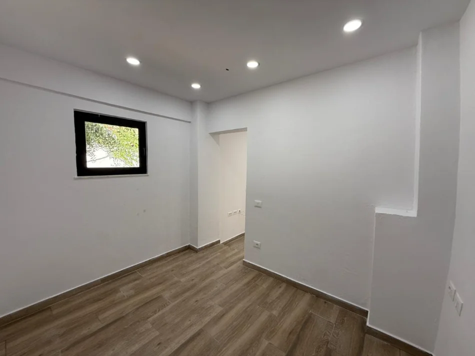Tirane, jepet me qera zyre Kati 0, 60 m² 790 € (tregu elektrik)