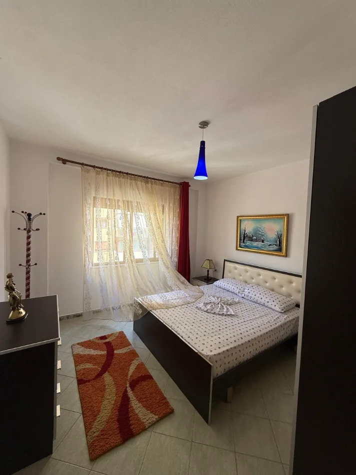 Durres, jepet me qera apartament ne plazh 1+1+Ballkon Kati 4, 70 m² (Rruga Pavarisa, Plepa)
