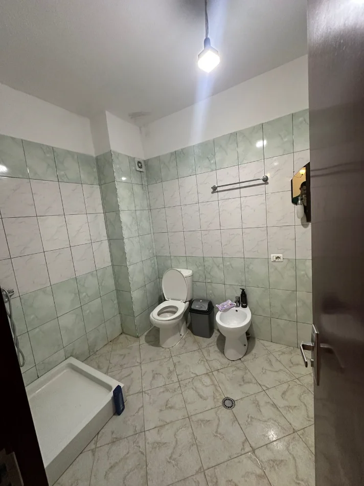 Tirane, shitet apartament 2+1+Ballkon Kati 7, 98 m² 135.000 € (Prane Vila L)