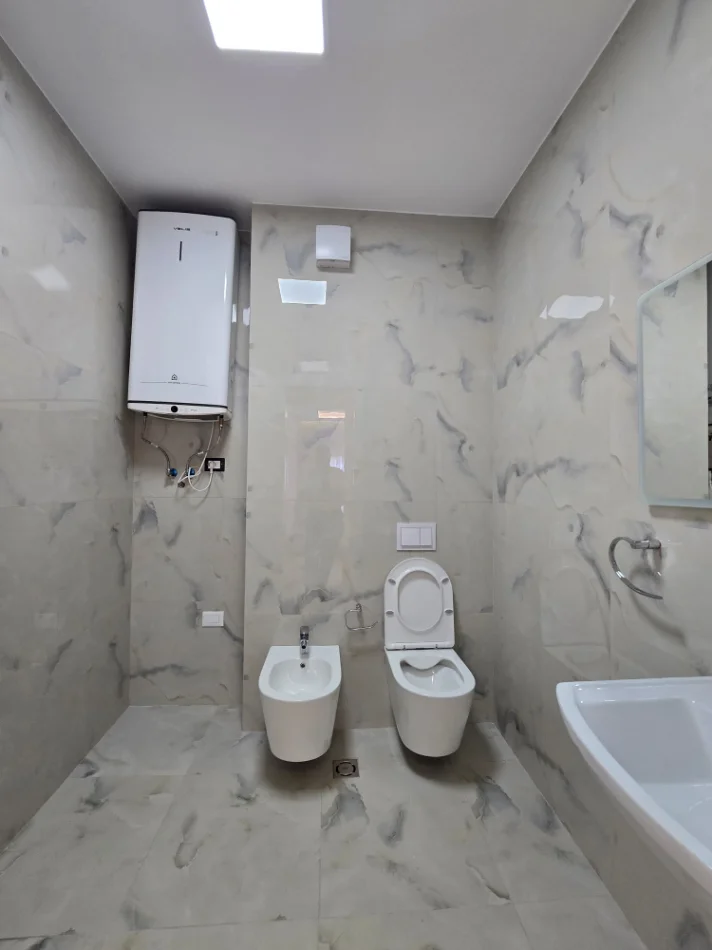 Tirane, jepet me qera apartament 2+1+Ballkon , 89 m² 1.300 € (Kompleksi Delijorgji)