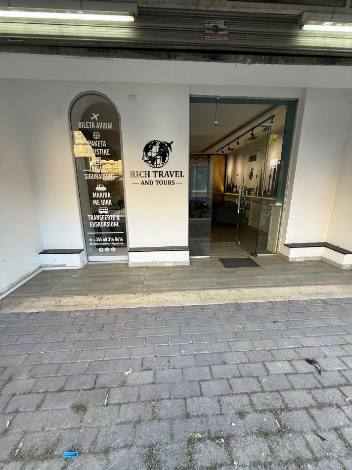Tirane, jepet me qera ambjent biznesi Kati 0, 58 m² 800 € (Rrugën Arkitekt Sinani në Kryqëzimin e Brrylit, Tiranë.)