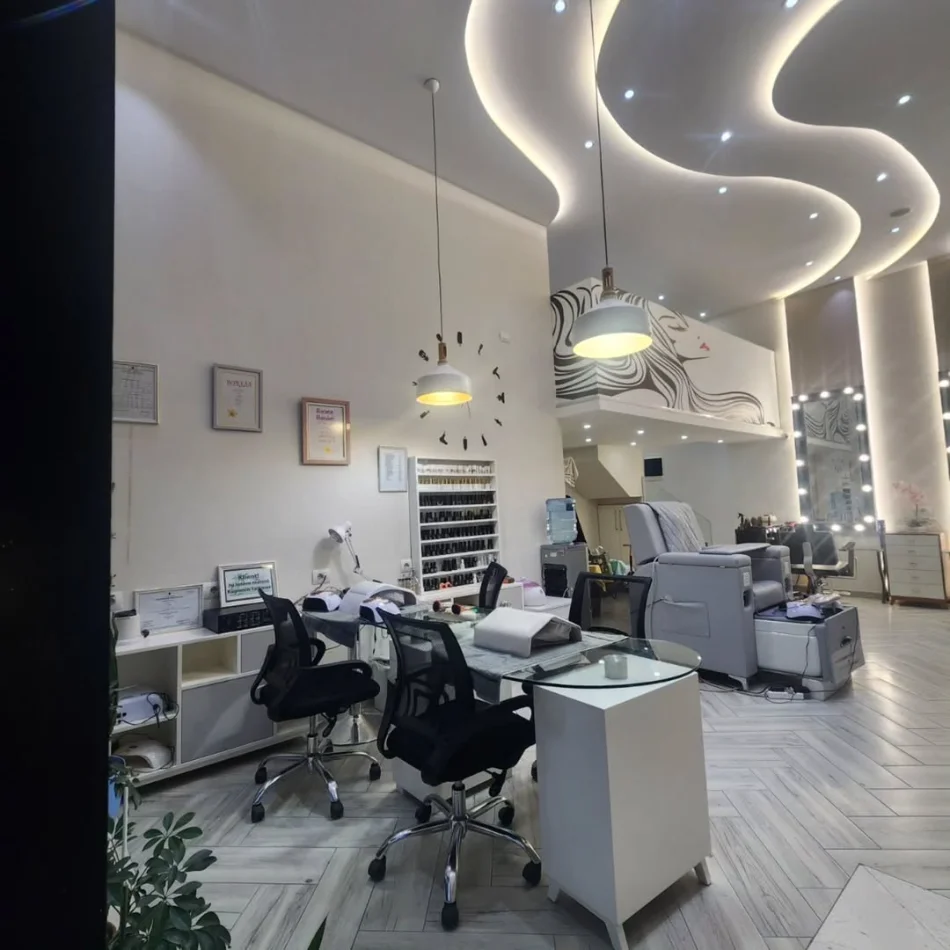 Tirane, jepet me qera ambjent biznesi Kati 0, 85 m² 1.450 € 